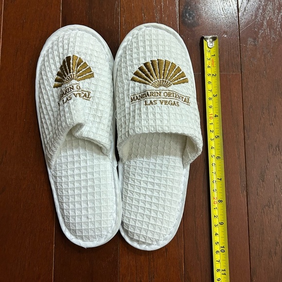 4 pairs new hotel spa Disposable Slippers Closed Toe
White Non-Slip Travel - Picture 8 of 8